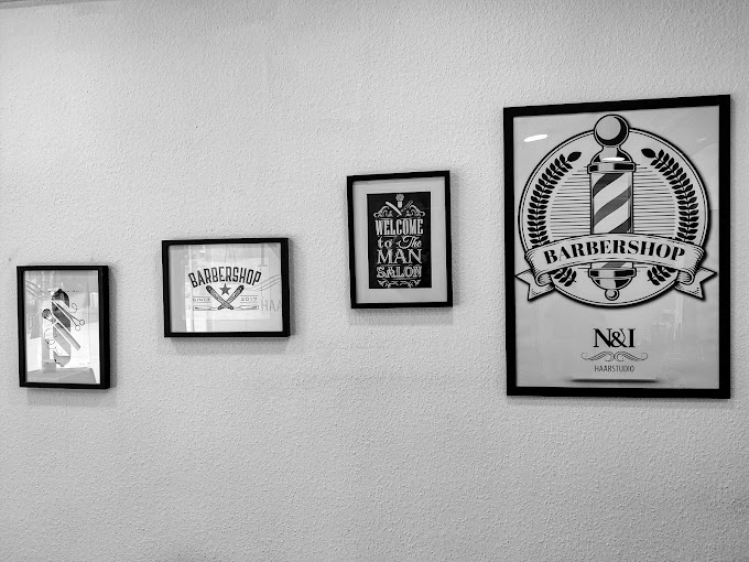 Wandgestaltung im N&I Haarstudio mit Barbershop Motiven
